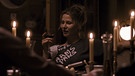 Hindafing: Zischls Frau Marie (Katrin Röver) hält bei Kerzenschein ein Glas Wein in der Hand | Bild: BR /NeueSuper