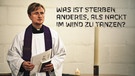 Hindafing: Pfarrer Krauss (Michael Kranz) hält die Trauerrede. Zitat: "Was ist Sterben anderes, als nackt im Wind zu tanzen?" | Bild: BR / Günther Reisp
