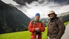 Zusammen mit Dietmar Rossmann (links), dem Leiter des Biosphärenparks Nockberge, war der Schmidt Max auf dem Alpe-Adria-Trail unterwegs. | Bild: BR/André Goerschel/André Goerschel