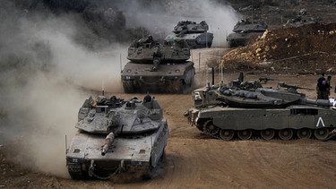 01.10.2024, Israel, Nordisrael: Panzer der israelischen Armee manövrieren in einem Bereitstellungsraum im Norden Israels nahe der israelisch-libanesischen Grenze. Foto: Baz Ratner/AP/dpa +++ dpa-Bildfunk +++ | Bild: dpa-Bildfunk/Baz Ratner