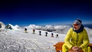 Ulli Steiner, Bergmensch Staffel 12, vor Skitourengruppe und den Gipfeln des Olymp (Montage) | Bild: BR/Bayer, Trischler (Montage)
