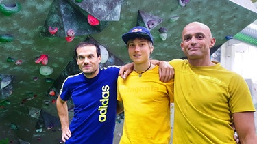 Alex Megos mit Trainern Matros (l.) und Korb (r.) im Café Kraft | Bild: BR