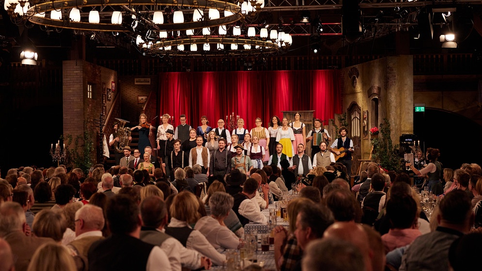 Das Publikum mit Bühnentotale. | Bild: BR/Bojan Ritan