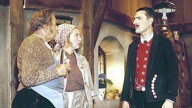 Der Graßlbauer (Ludwig Schmid-Wildy, links), seine Tochter Walli (Ruth Kappelsberger) und der Hochzeiter, der Oberleitner Sepp (Helmut Fischer, rechts). | Bild: BR/Foto Sessner
