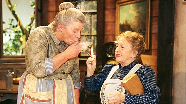 Die Seeleitnerin (Christiane Blumhoff, links) und die Haushälterin Cordula (Erni Singerl) lieben Klatsch und Tratsch. | Bild: BR/Foto Sessner