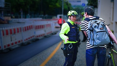 Fahrradstreife der Bayerischen Polizei bei einer Kontrolle in München am 23.07.2023 | Bild: BR/Alex Goldgraber