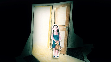 Illustration: Trauriges Kind steht in einer Tür und hält einen Teddy in den Händen | Bild: BR