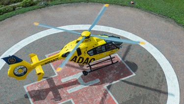 ADAC Hubschrauber mit Notarzt kurz vor dem Aufsetzen auf dem Landeplatz | Bild: picture alliance / CHROMORANGE | CHROMORANGE