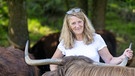 Christine Baumann auf der Weide vom Biohof Baumann bei ihren Schottischen Hochlandrindern im Schwarzwald. | Bild: WDR/Melanie Grande