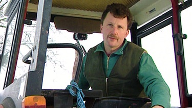 Friedrich Hagg ist Landwirt und leidenschaftlicher Tüftler. Auf seinem Bauernhof versucht der Daniel Düsentrieb im Jahr 1999, durch sein technisches Verständnis Arbeit zu sparen. | Bild: BR