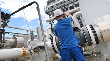 Arbeiter schließt Ventil an Gasleitung | Bild: picture-alliance/Sven Simon