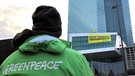 Hautnah dabei: Greenpeace-Aktivisten protestieren auf dem Dach gegen die "klimaschädliche" Finanzpolitik der Europäischen Zentralbank. | Bild: BR/NDR/Vincent Productions/Sebastian Bellwinkel