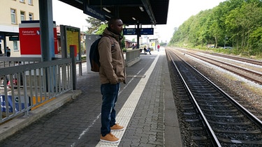 Jonas am Bahnsteig | Bild: BR