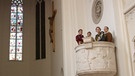 Die Studenten der evangelischen Theologie Leonie, Frank, Nicolas und Vinzenz zusammen auf der Kanzel | Bild: BR