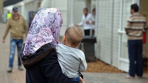 Frau mit Kind in einer Flüchtlingsunterkunft | Bild: picture-alliance/dpa
