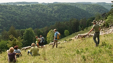 Wanderer bei einem Schäfer mit seiner Herde | Bild: Tourismusregion Obermain-Jura / Andreas Hub