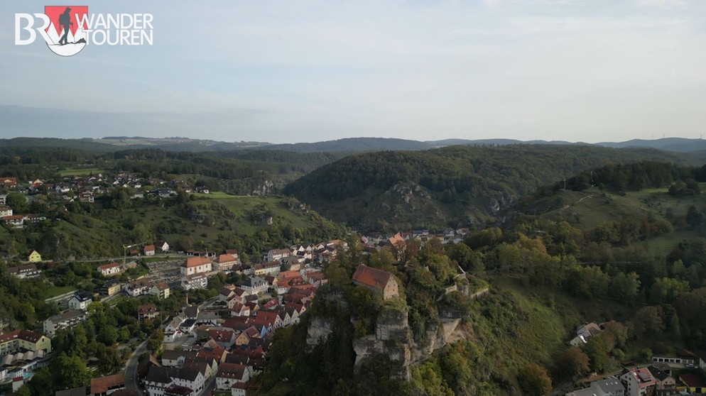 Luftaufnahme von Pottenstein mit der Burg im Vordergrund | Bild: BR