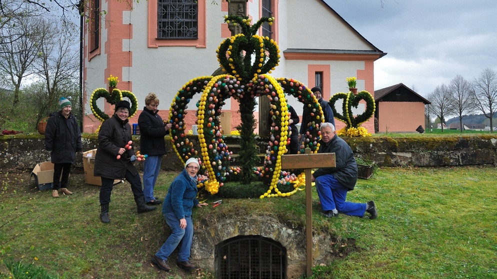 Der Osterbrunnen in Pfaffendorf mit den fleißigen Helfern des Gartenbauvereines von Pfaffendorf. | Bild: Harald Koch 
