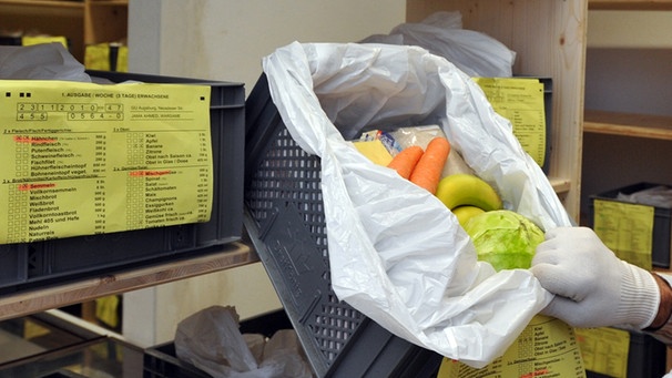 In einer Essensausgabestelle für Asylbewerber werden Essenspakete kontrolliert | Bild: picture-alliance/dpa