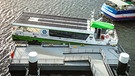 Elektrisch angetriebene Solarfähre "Warnowstromer" legt am Steg am Fluss Warnow in Rostock an. | Bild: Längengrad Filmproduktion/BR