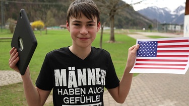 Max mit iPad und USA-Flagge | Bild: Bayerischer Rundfunk