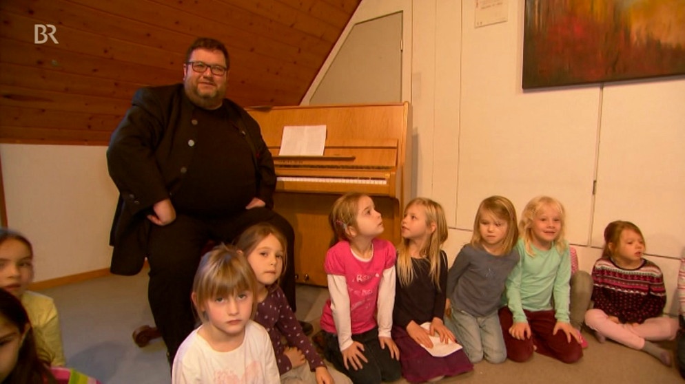 Pfarrer Martin Cambensy mit Kindern | Bild: Bayerischer Rundfunk