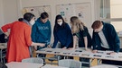 Schülermedientage 2022: Schülerinnen und Schüler aus Moosach mit Hörfunkreporterin Anna Küch. | Bild: BR