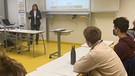 Schülermedientage 2022: Christine Langlechner, BR24 Rundschau und Landesberichte, spricht vor einer Schulklasse über Pressefreiheit und ihre Arbeit im Aktuellen. | Bild: BR