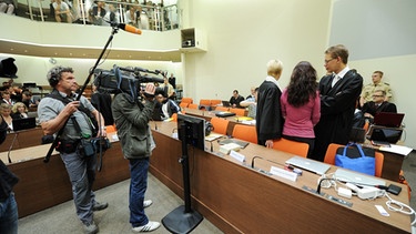  Beate Zschäpe steht neben ihren Anwälten Wolfgang Heer und Anja Sturm im Gerichtssaal in München  | Bild: picture-alliance/dpa