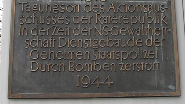 Wo einst die Gestapo residierte: Gedenktafel an der Zentrale der BayernLB in München | Bild: BR