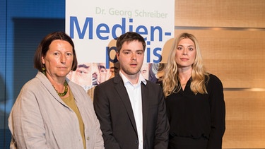 Laudatorin Kathrin Sonnenholzner mit den Preisträgern Alexander Krützfeld (SZ) und Eva Achinger (BR) | Bild: AOK