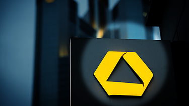 Symbolbild: Das Logo der Commerzbank | Bild: picture-alliance/dpa, Montage: BR