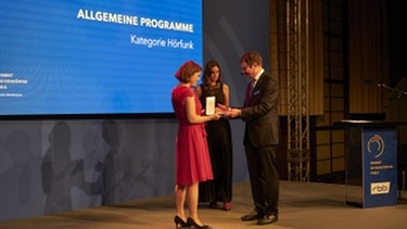 Christiane Hawranek nimmt den Preis entgegen | Bild: Verena Brüning