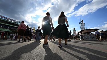 Münchner Oktoberfest: Gäste der Wiesn gehen über die Theresienwiese | Bild: picture alliance/dpa | Felix Hörhager