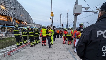 Einsatzkräfte am Bahnsteig des S-Bahn-Haltestelle Hackerbrücke | Bild: Bundespolizei