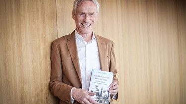 Preisträger Ewald Frie mit seinem Buch | Bild: picture alliance/dpa | Christian Charisius