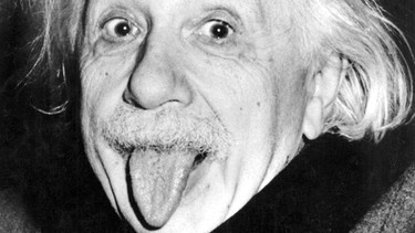 Albert Einstein streckt seine Zunge heraus | Bild: picture alliance/United Archives | 91050/United_Archives/TopFoto