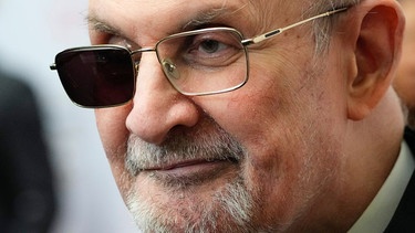 Salman Rushdie bei einem Interview am 18. Mai 2023, Schriftsteller Rushdie: Friedenspreis ist das "Sahnehäubchen" | Bild: picture alliance / ASSOCIATED PRESS | Frank Franklin II