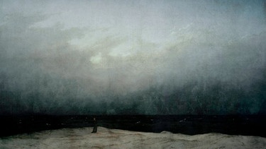 Einsamer Mann am Meer unter dunklem dräuenden Himmel | Bild: picture alliance / akg-images | akg-images