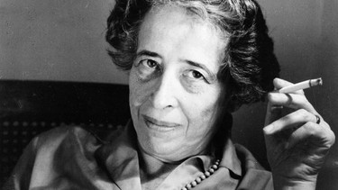 Ein typisches Bild: Hannah Arendt, rauchend | Bild: picture-alliance / /HIP | Jewish Chronical