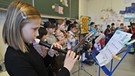 Kinder im Musikunterricht in einer Münchner Grundschule | Bild: picture-alliance / Peter Knefel | Peter Kneffel