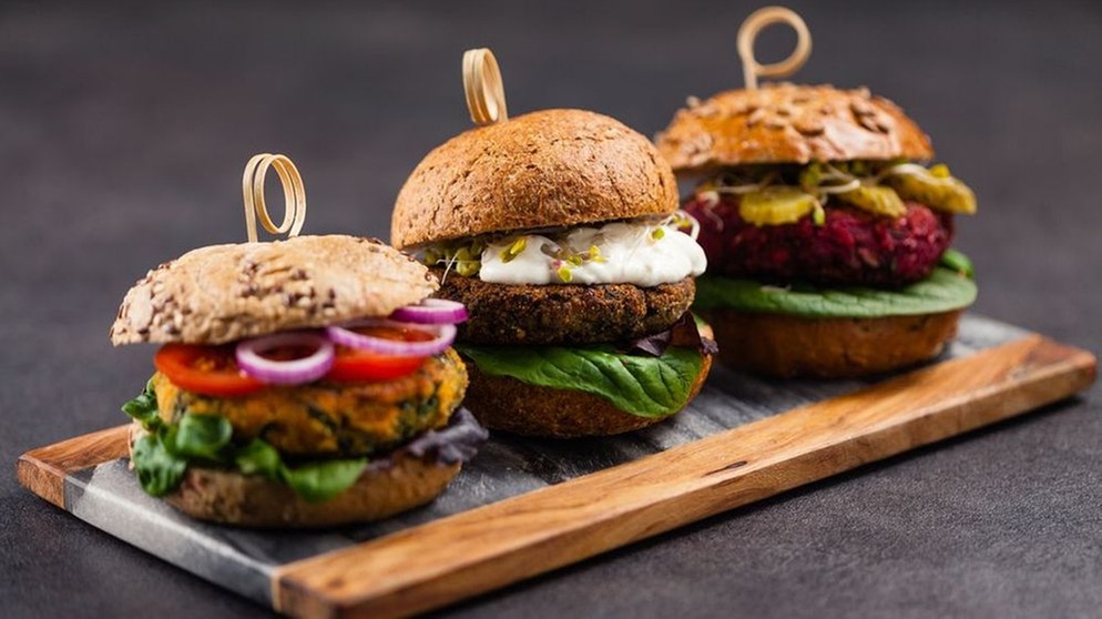 Ob Quinoa, Rote Beete oder Erbsenprotein: In fast jeden Burger-Restaurant gibt es mittlerweile eine vegetarische Variante. | Bild: adobe stock