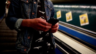 Ein Jugendlicher mit einem Mobilphone. | Bild: BR