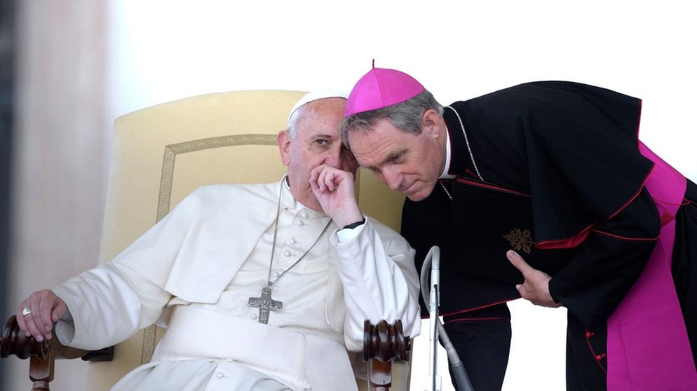 Papst Franziskus und Erzbischof Gänswein (rechts) | Bild: picture alliance / Stefano Spaziani | Stefano Spaziani