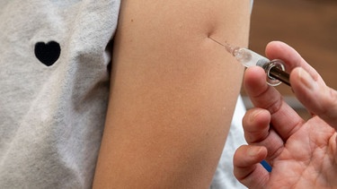 Ärztin setzt zur HPV-Impfung eine Injektion in den Oberarm einer Jugendlichen. | Bild: picture alliance/dpa | Stefan Puchner