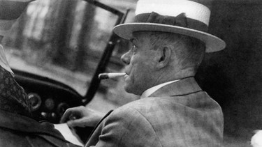 Karl Valentin rauchend im Auto (undatierte Aufnahme) | Bild: SZ Photo / Scherl