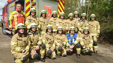 Gruppenbild der neugegründeten Feuerwehr in Schauerheim bei Neustadt an der Aisch. | Bild: BR/Ulrike Nikola