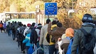 Flüchtlinge überqueren am Morgen des 01.11.2015 nahe Wegscheid (Bayern) die Grenze von Österreich nach Deutschland und steigen in einen Reisebus. | Bild: dpa-Bildfunk