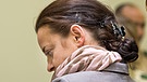 Die Angeklagte Beate Zschäpe (l) im Gerichtssaal in München, hinter ihr steht ihre Anwältin Anja Sturm - beide blicken zu Boden | Bild: picture-alliance/dpa