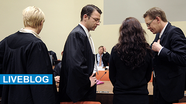 Beate Zschäpe mit ihren drei Verteidigern im Gerichtssaal | Bild: picture-alliance/dpa; Montage: BR